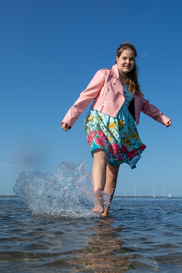 Lena speelt met het water