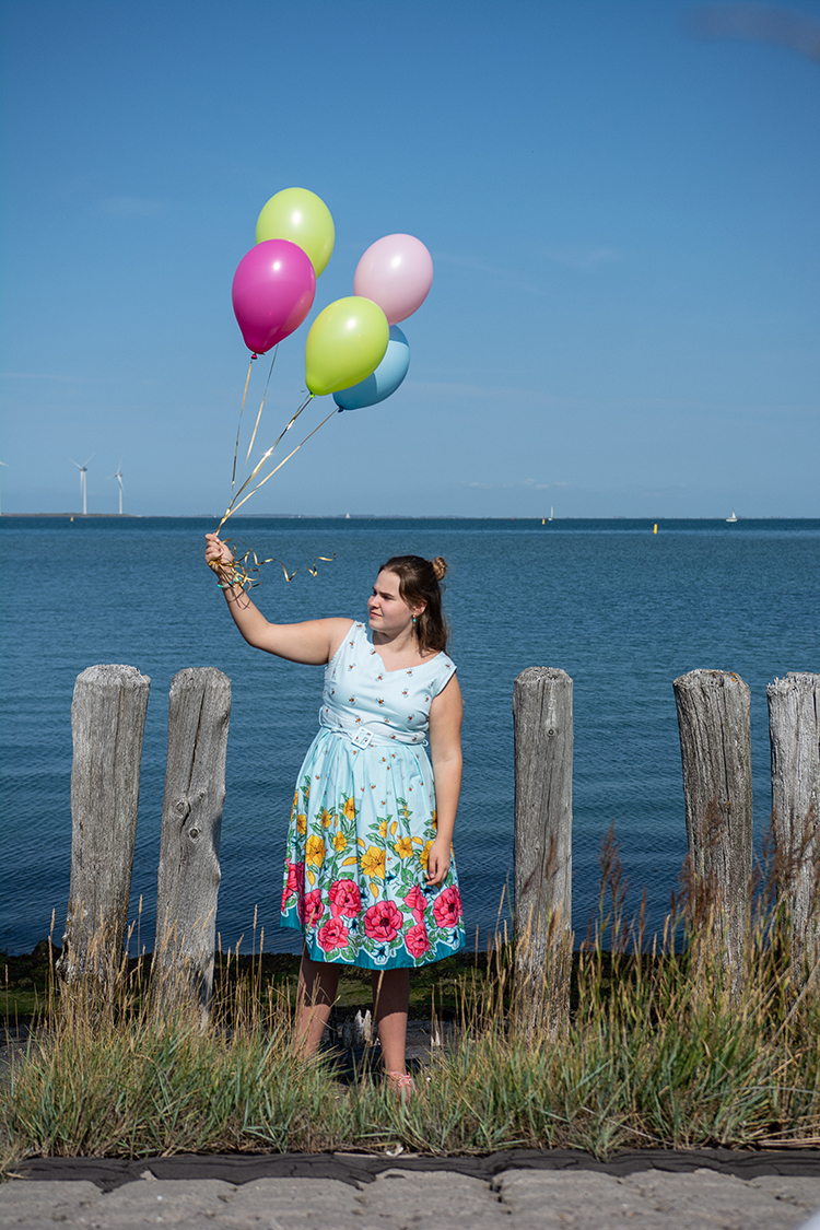 Lena houdt ballonnen in de lucht