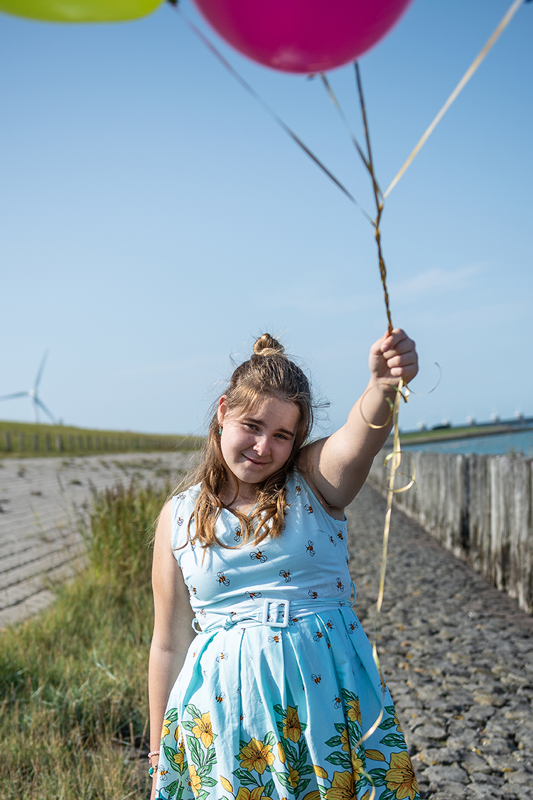 Lena houdt ballonnen in de lucht