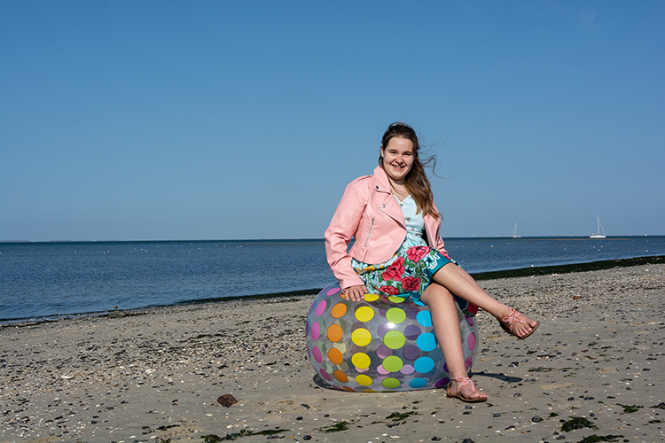 Lena zit op grote bal