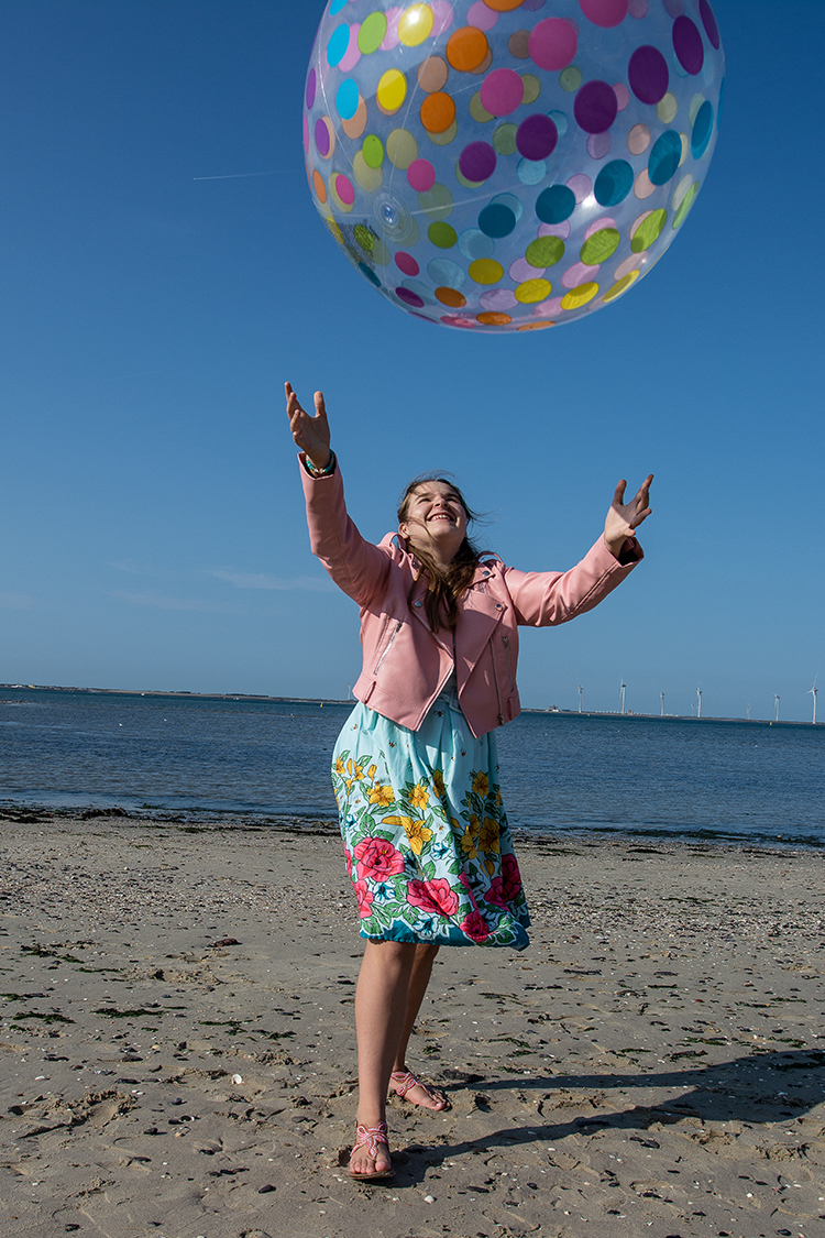 Lena houdt de grote bal in de lucht